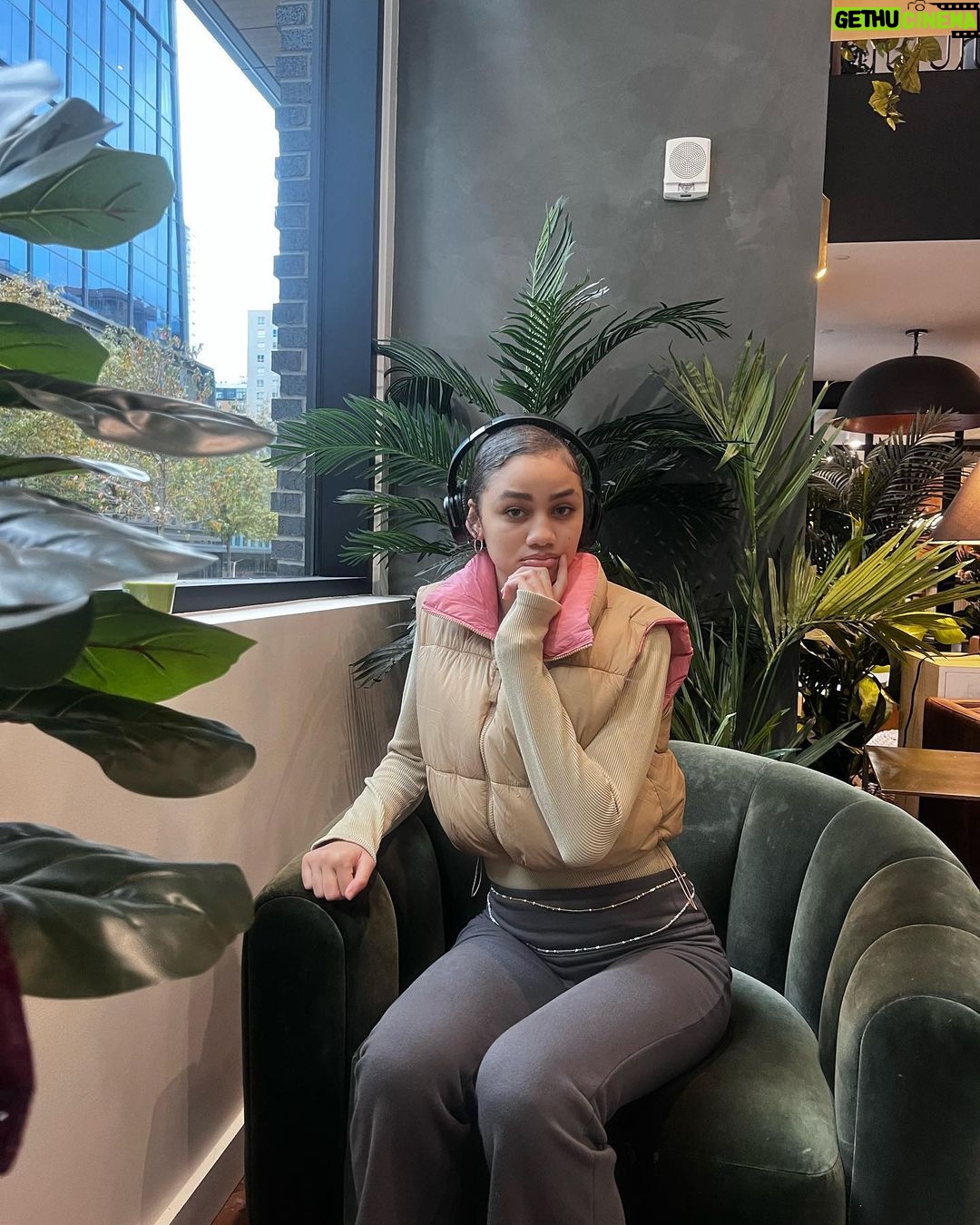 Izabela Rose Instagram - Advanced Settings >