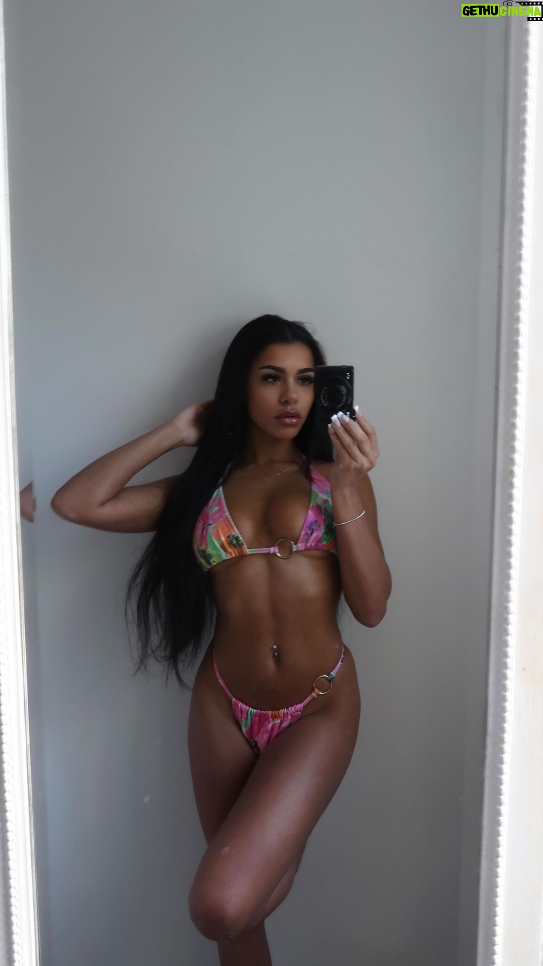 Izzy Fairthorne Instagram - Waiting on summer