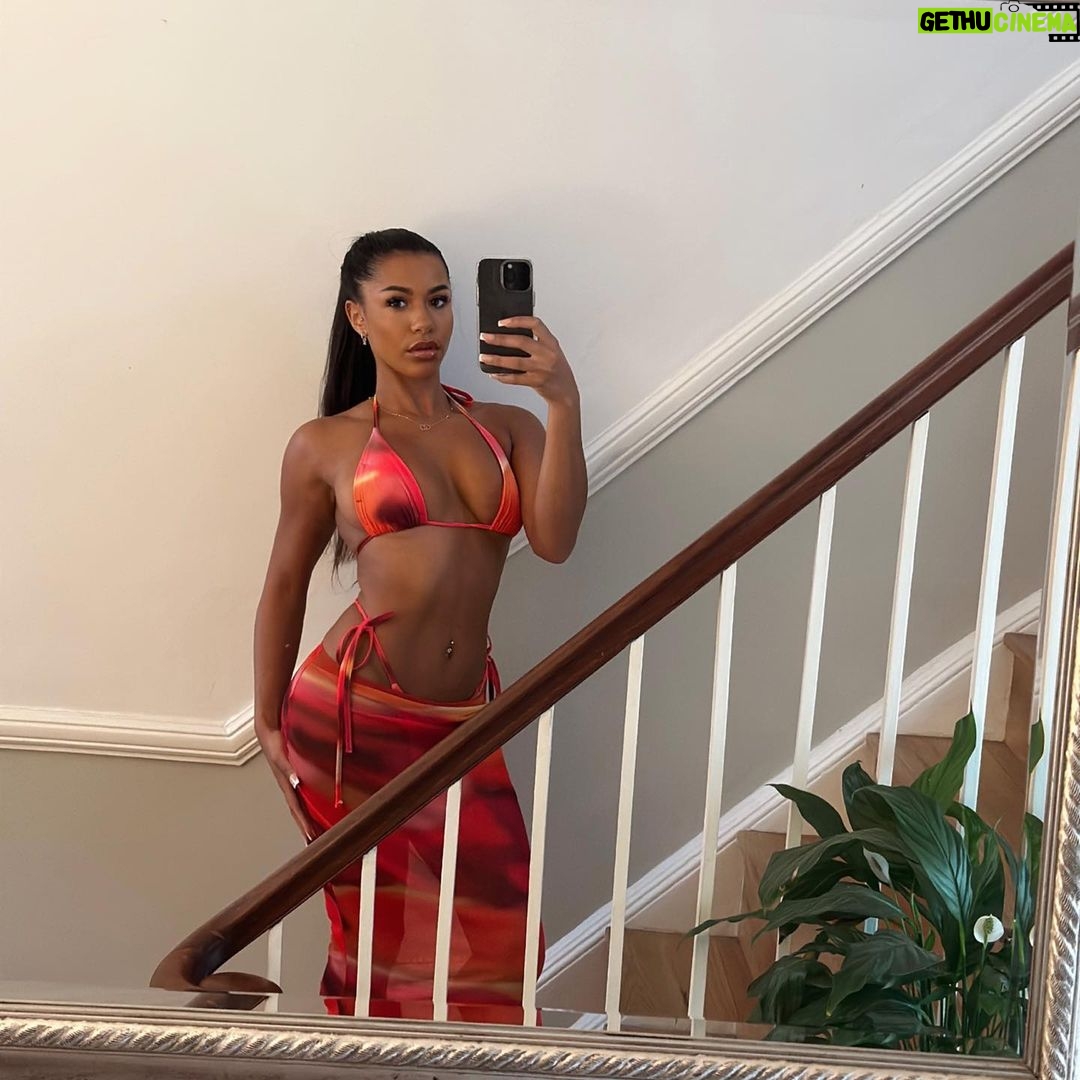 Izzy Fairthorne Instagram - is it still hot girl summer? @missyempire