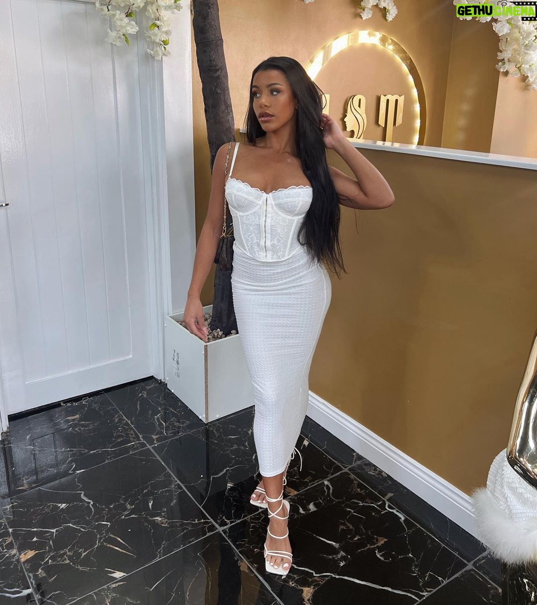 Izzy Fairthorne Instagram - The BEST night celebrating the opening of @houseoftinusalons Cheshire salon 🤍 Cheshire, England