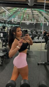 Izzy Fairthorne Instagram - priorities💅🏽 Gym fit is @dfyne.official dc IZFAIRR