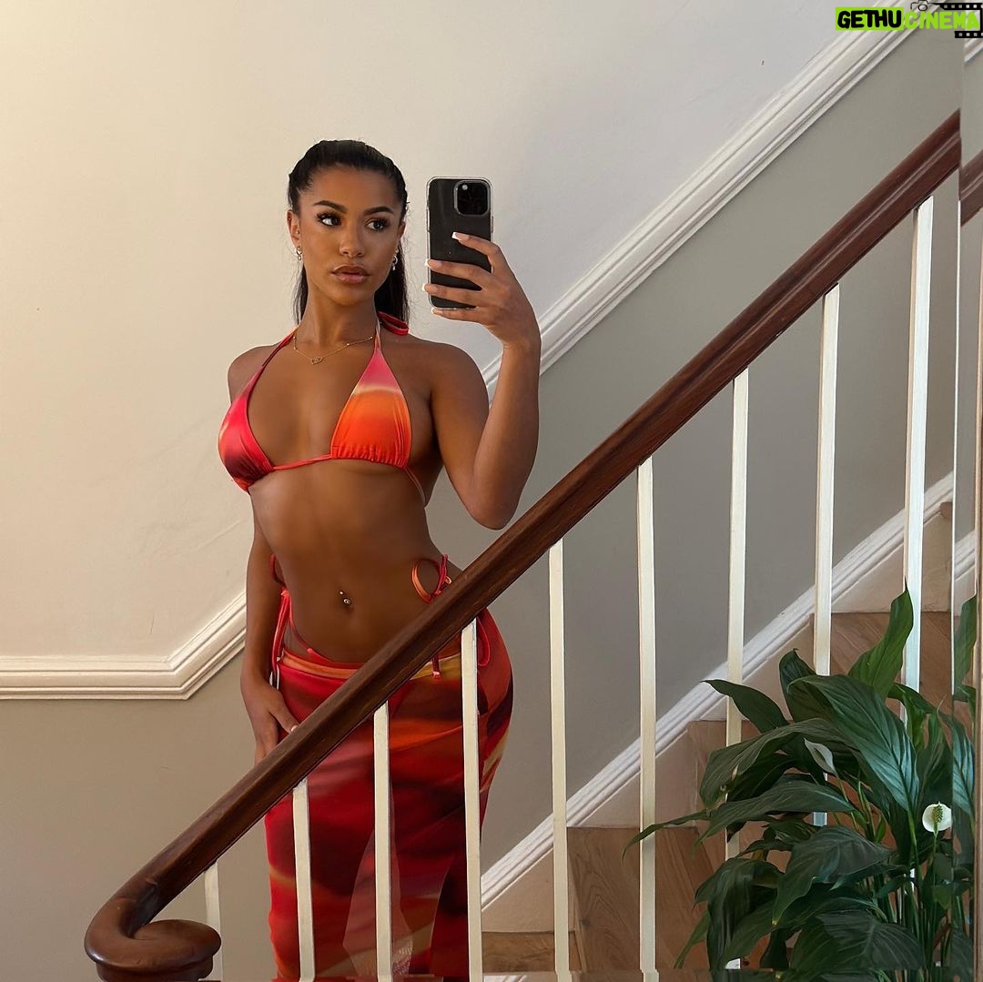 Izzy Fairthorne Instagram - is it still hot girl summer? @missyempire