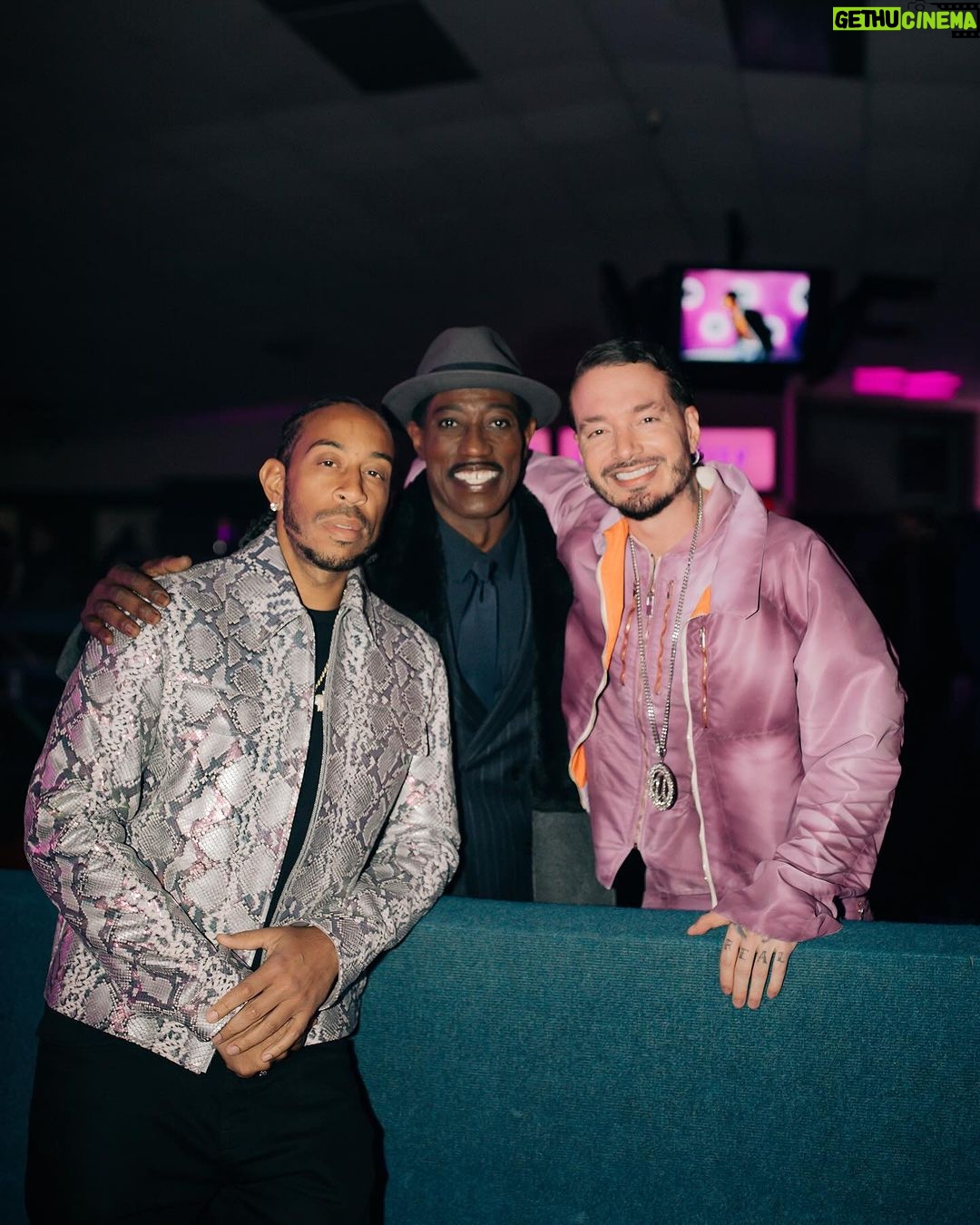 J Balvin Instagram - Ser parte de esto fue brutal 😎 al final el parcero @usher si apareció pero sin cadena porque esa no la devuelvo 😂 y con Blade - Wesley Snipes pues hablando de vampiros y sus características 😂 🧛♂️