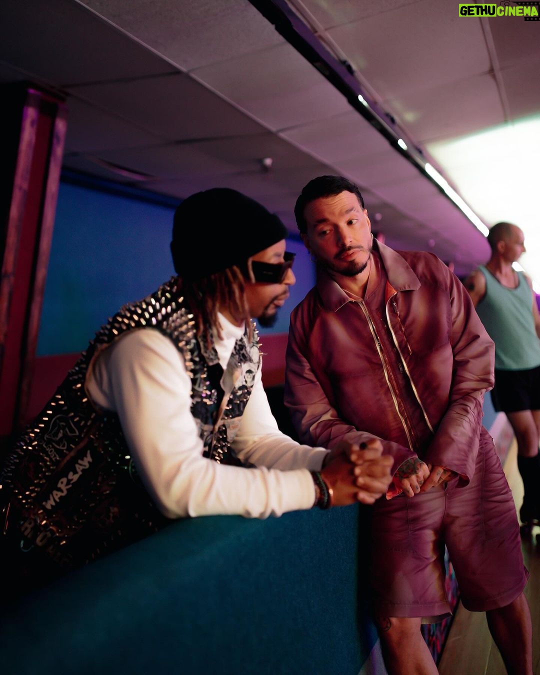 J Balvin Instagram - Ser parte de esto fue brutal 😎 al final el parcero @usher si apareció pero sin cadena porque esa no la devuelvo 😂 y con Blade - Wesley Snipes pues hablando de vampiros y sus características 😂 🧛♂️