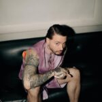 J Balvin Instagram – Ser parte de esto fue brutal 😎 al final el parcero @usher si apareció pero sin cadena porque esa no la devuelvo 😂 y con Blade – Wesley Snipes pues hablando de vampiros y sus características 😂 🧛‍♂️