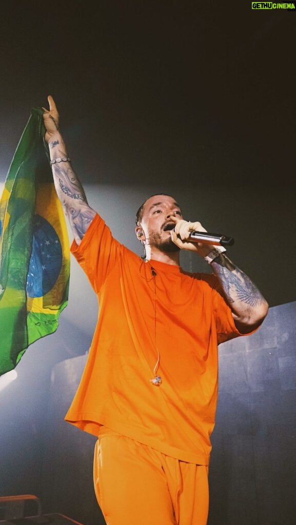 J Balvin Instagram - Gracias Brasil por el amor y la energía ⚡️ sólo me dan ganas de volver y llenar estadios 😎 @anitta también gracias infinitas a ti por presentarme a tu gente, que cálidad. Sólo puedo decirles OBRIGADO 🇧🇷