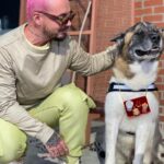 J Balvin Instagram – Enzo llegó a mi vida a ponerle color, fueron 14 años en los que me dio el privilegio de tenerlo cerca, de verme crecer, caer y subir.

Empezó siendo mi hijo y terminó siendo mi abuelo, ya sabemos que sus años cuentan diferente, por eso solo me dio sabiduría, me enseñó cómo aprender a guardar silencio y saber escoger mis batallas , la lealtad y la magestusidad de vivir al servicio, como siempre lo hizo conmigo, mi familia y mis amigos.

Ya no estás en este plano físico pero tu energía está con nosotros.

Gracias por cuidar de mi familia , de Valentina, en su embarazo como todo un guardián y de acompañarme en todos mis momentos de forma incondicional. 

Descansa en paz.

El cielo está de fiesta, estoy seguro! 
Rey Enzo