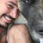 J Balvin Instagram – Enzo llegó a mi vida a ponerle color, fueron 14 años en los que me dio el privilegio de tenerlo cerca, de verme crecer, caer y subir.

Empezó siendo mi hijo y terminó siendo mi abuelo, ya sabemos que sus años cuentan diferente, por eso solo me dio sabiduría, me enseñó cómo aprender a guardar silencio y saber escoger mis batallas , la lealtad y la magestusidad de vivir al servicio, como siempre lo hizo conmigo, mi familia y mis amigos.

Ya no estás en este plano físico pero tu energía está con nosotros.

Gracias por cuidar de mi familia , de Valentina, en su embarazo como todo un guardián y de acompañarme en todos mis momentos de forma incondicional. 

Descansa en paz.

El cielo está de fiesta, estoy seguro! 
Rey Enzo