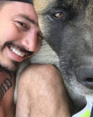 J Balvin Instagram - Enzo llegó a mi vida a ponerle color, fueron 14 años en los que me dio el privilegio de tenerlo cerca, de verme crecer, caer y subir.

Empezó siendo mi hijo y terminó siendo mi abuelo, ya sabemos que sus años cuentan diferente, por eso solo me dio sabiduría, me enseñó cómo aprender a guardar silencio y saber escoger mis batallas , la lealtad y la magestusidad de vivir al servicio, como siempre lo hizo conmigo, mi familia y mis amigos.

Ya no estás en este plano físico pero tu energía está con nosotros.

Gracias por cuidar de mi familia , de Valentina, en su embarazo como todo un guardián y de acompañarme en todos mis momentos de forma incondicional. 

Descansa en paz.

El cielo está de fiesta, estoy seguro! 
Rey Enzo