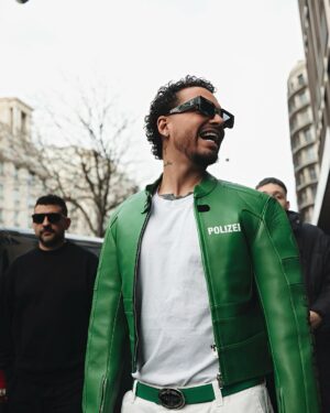 J Balvin Instagram - Un día en Paris.
1) El hombre y la torre Eiffel.
2) la jefa y @rauwalejandro 
3)Gafas negras y @vetements_official 
4) Sexy Balvin
5) Almuerzo
6) me dijeron el padrino en la calle y me gustó 
7)Con los maestros de la orquesta Filarmónica 
8)show para la fundación 
9) Bernard Arnault el que sabe,sabe.