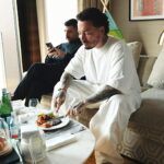 J Balvin Instagram - Un día en Paris. 1) El hombre y la torre Eiffel. 2) la jefa y @rauwalejandro 3)Gafas negras y @vetements_official 4) Sexy Balvin 5) Almuerzo 6) me dijeron el padrino en la calle y me gustó 7)Con los maestros de la orquesta Filarmónica 8)show para la fundación 9) Bernard Arnault el que sabe,sabe.