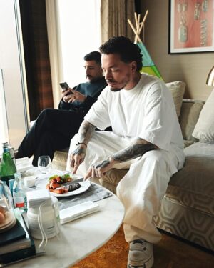 J Balvin Instagram - Un día en Paris.
1) El hombre y la torre Eiffel.
2) la jefa y @rauwalejandro 
3)Gafas negras y @vetements_official 
4) Sexy Balvin
5) Almuerzo
6) me dijeron el padrino en la calle y me gustó 
7)Con los maestros de la orquesta Filarmónica 
8)show para la fundación 
9) Bernard Arnault el que sabe,sabe.