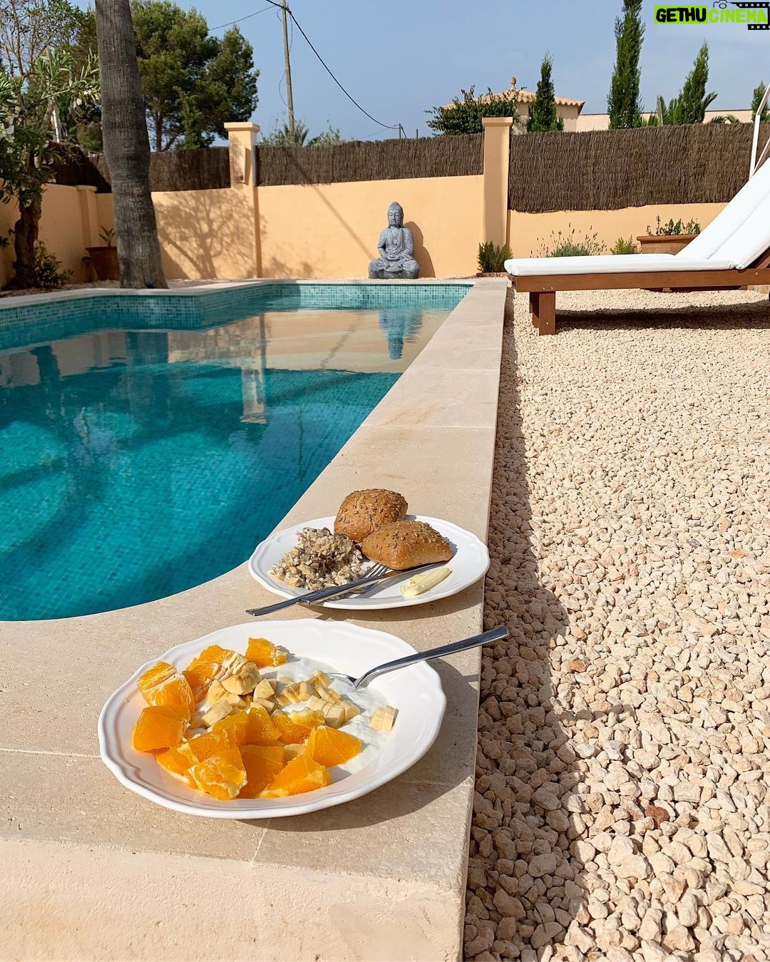 Jörn Schlönvoigt Instagram - Breakfast at the Pool #poolside #Mallorca #home #balearicislands