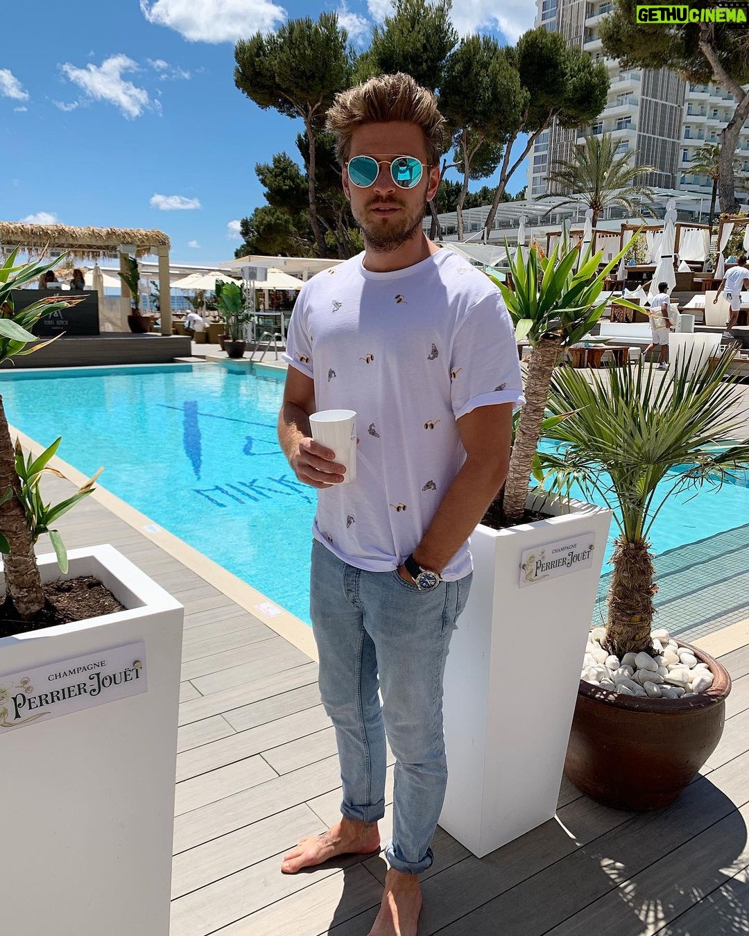 Jörn Schlönvoigt - 10.4K Likes - Vamos a la piscina #poolside #mallorca #sun #sky #parents #on #the #roadbikelife