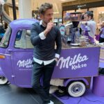 Jörn Schlönvoigt Instagram - Anzeige: Wir sind heute im mobilen Milka Kekse Café in der Mall of Berlin und lassen uns von der Produktvielfalt in einem Selbstversuch überzeugen ;-) z.b Crunchy Break, Sensations, Cake & Choc .. müsst ihr unbedingt mal probieren ! Den Link für weitere Tourdates findet ihr in der Bio #gemeinsamKEKSEgeniessen @milka_dach