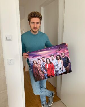 Jörn Schlönvoigt Instagram - 𝔸𝕟𝕫𝕖𝕚𝕘𝕖 Die Verlosung ist beendet! Über 3500 Kommentare, ihr seid der Wahnsinn und die besten Fans überhaupt ! Herzlichen Dank an alle ! Der Gewinner wird in meiner Story bekanntgegeben ### Ihr wollt das Poster gewinnen ? Liked und kommentiert das Bild ! Der Gewinner wird am Sonntag in meiner Story bekanntgegeben. Unterschrieben von meinen lieben Kollegen @valentinapahde @chriss_cross @evamona_rodekirchen @annemenden @gamzesenolactress @felixvjascheroff @niklasosterloh @felixvandeventer #crew #danke #an #die #besten #fans