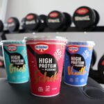 Jörn Schlönvoigt Instagram - Anzeige Vor ein paar Wochen habe ich die Anfrage erhalten, ob ich die neuen #HighProtein Puddinge von @dr.oetker_deutschland testen möchte und hab sie mir dann direkt im Laden gekauft. Ich muss euch sagen, dass mich der Geschmack einfach nur umgehauen hat und sie seitdem aus unserem Kühlschrank nicht mehr wegzudenken sind! Endlich ein leckerer, cremiger Proteinpudding mit 30- 40 gr Protein pro Becher, fettarm und ohne Zuckerzusatz!!! Das gibt einem die Kraft für einen aktiven und lebensbewussten Lifestyle - #PositiveEating. Der #OetkerHighProtein Pudding ist in 3 Sorten erhältlich: #SchokoPower, #VanillePower und #GrießPower - Mein Favorit ist Schoko, davon esse ich jeden Tag einen nach dem Sport – es ist zu meiner Post-Workout Belohnung geworden . Also ihr Lieben, probiert die Puddinge aus und berichtet mir bitte, welche Sorte euer Favorit ist! #proteinpudding
