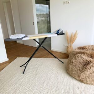 Jörn Schlönvoigt Instagram - Anzeige: Mein Kleiderschrank besteht fast nur aus Hemden dementsprechend oft stehe ich als Hausmann 2020 an meinem Bügelbrett, seit neustem habe ich eins von @brabantia und bin sehr begeistert, endlich tropft kein Wasser mehr auf den Boden und die Ergebnisse können sich echt sehen lassen. Die Zeit nutze ich übrigens auf unterschiedliche Art und Weise mal „Netflix and Bügel“ telefonieren oder den Text für meinen nächsten Einsatz als TV Arzt lernen. Was macht ihr so beim bügeln ? 
#enjoythedoing #Brabantia #LaundryinStyle #BlowOffSomeSteam #ad