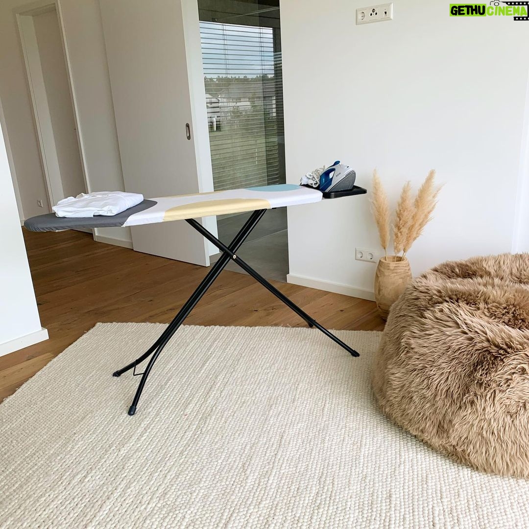 Jörn Schlönvoigt - 9K Likes - Anzeige: Mein Kleiderschrank besteht fast nur aus Hemden dementsprechend oft stehe ich als Hausmann 2020 an meinem Bügelbrett, seit neustem habe ich eins von @brabantia und bin sehr begeistert, endlich tropft kein Wasser mehr auf den Boden und die Ergebnisse können sich echt sehen lassen. Die Zeit nutze ich übrigens auf unterschiedliche Art und Weise mal „Netflix and Bügel“ telefonieren oder den Text für meinen nächsten Einsatz als TV Arzt lernen. Was macht ihr so beim bügeln ?
#enjoythedoing #Brabantia #LaundryinStyle #BlowOffSomeSteam #ad