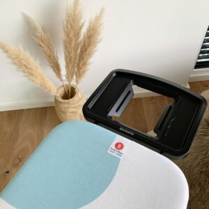 Jörn Schlönvoigt Instagram - Anzeige: Mein Kleiderschrank besteht fast nur aus Hemden dementsprechend oft stehe ich als Hausmann 2020 an meinem Bügelbrett, seit neustem habe ich eins von @brabantia und bin sehr begeistert, endlich tropft kein Wasser mehr auf den Boden und die Ergebnisse können sich echt sehen lassen. Die Zeit nutze ich übrigens auf unterschiedliche Art und Weise mal „Netflix and Bügel“ telefonieren oder den Text für meinen nächsten Einsatz als TV Arzt lernen. Was macht ihr so beim bügeln ? 
#enjoythedoing #Brabantia #LaundryinStyle #BlowOffSomeSteam #ad