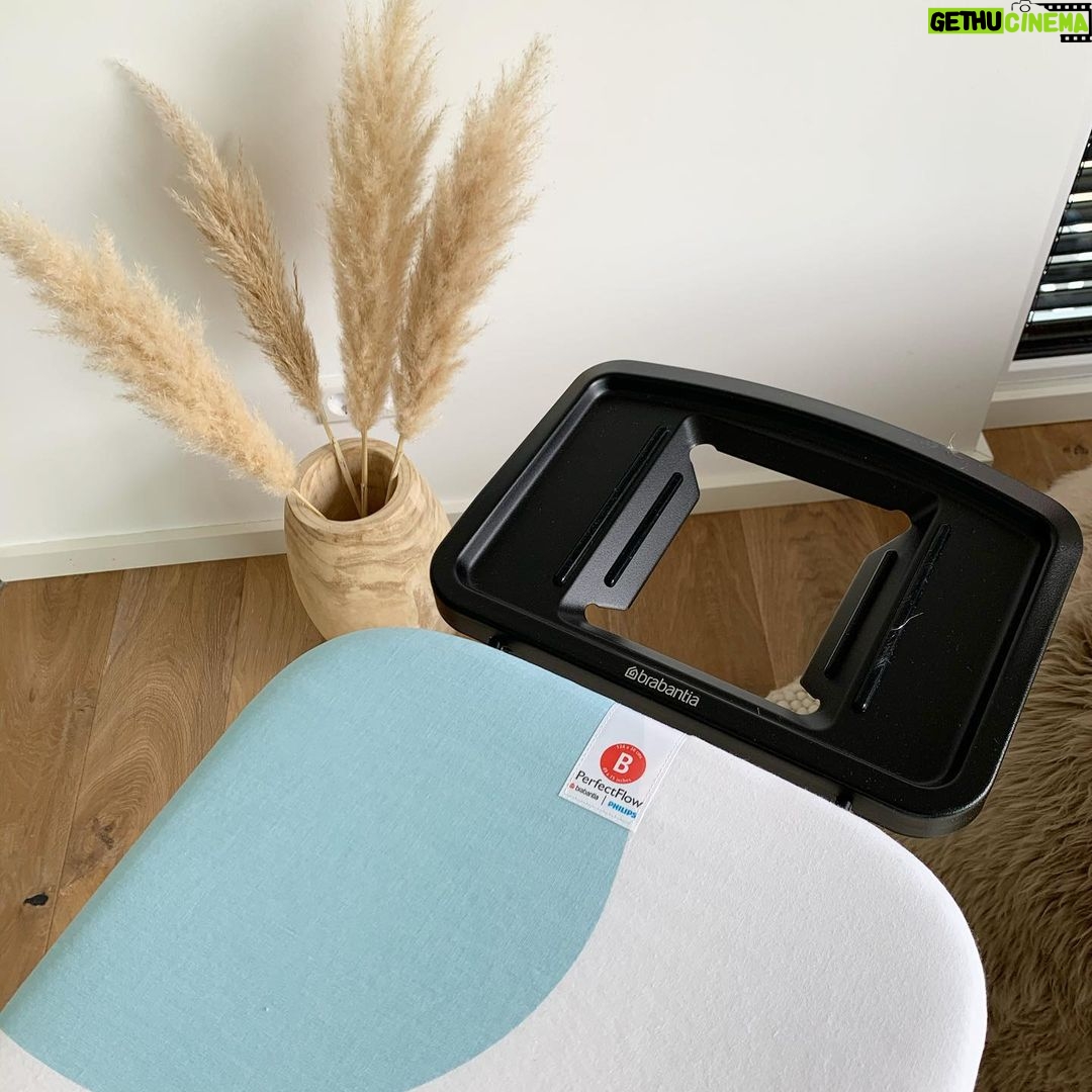 Jörn Schlönvoigt - 9K Likes - Anzeige: Mein Kleiderschrank besteht fast nur aus Hemden dementsprechend oft stehe ich als Hausmann 2020 an meinem Bügelbrett, seit neustem habe ich eins von @brabantia und bin sehr begeistert, endlich tropft kein Wasser mehr auf den Boden und die Ergebnisse können sich echt sehen lassen. Die Zeit nutze ich übrigens auf unterschiedliche Art und Weise mal „Netflix and Bügel“ telefonieren oder den Text für meinen nächsten Einsatz als TV Arzt lernen. Was macht ihr so beim bügeln ?
#enjoythedoing #Brabantia #LaundryinStyle #BlowOffSomeSteam #ad