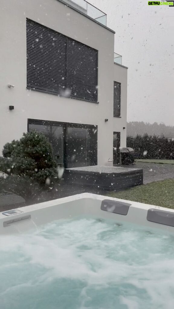 Jörn Schlönvoigt Instagram - Winter is loading #snow #jacuzzi #view