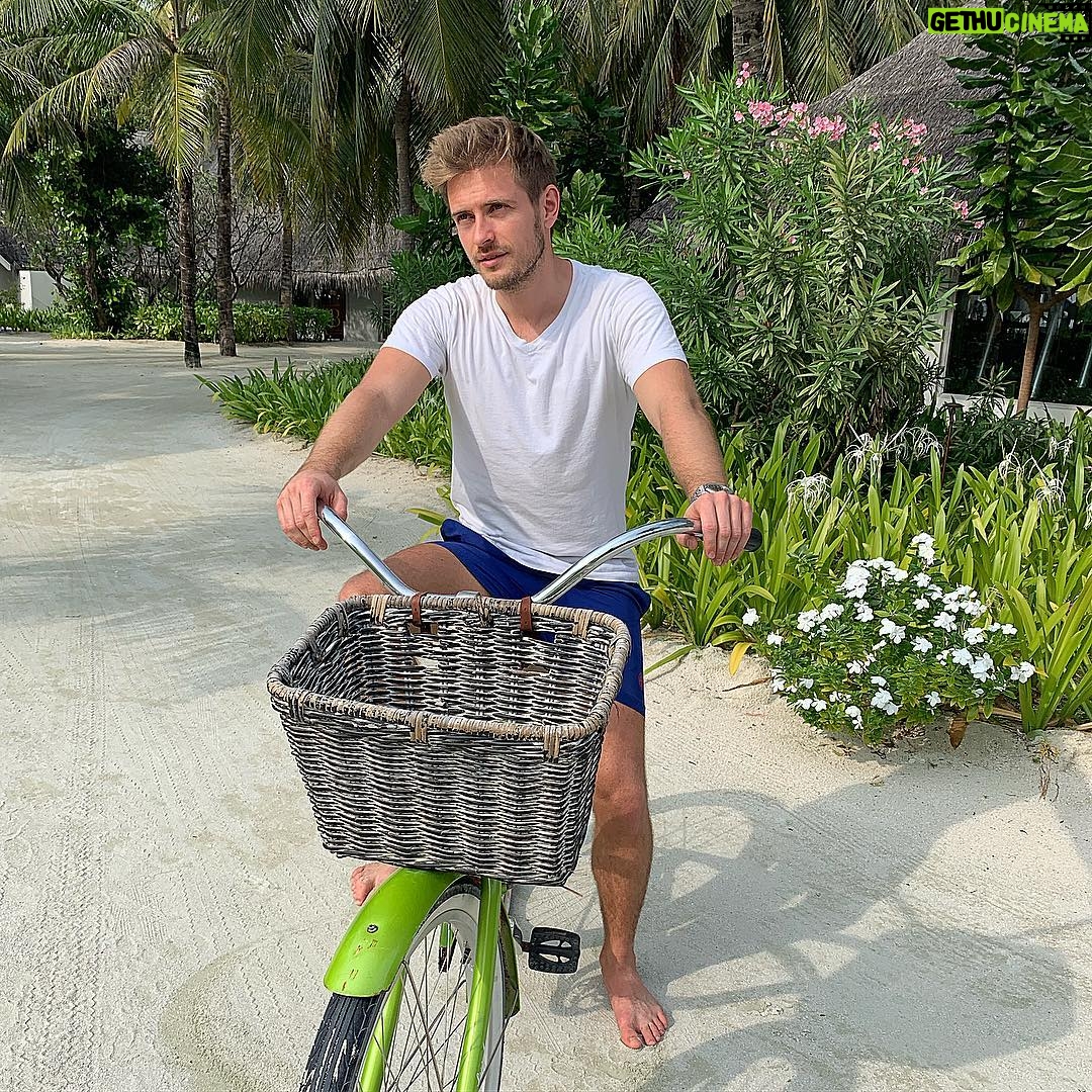 Jörn Schlönvoigt - 8.4K Likes - ..the best way to move forward in paradise #maldives