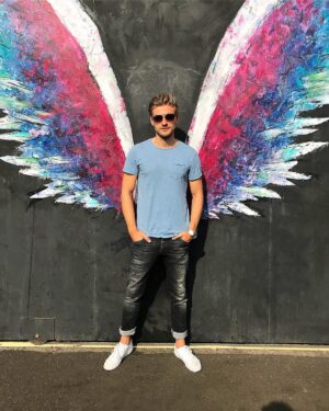 Jörn Schlönvoigt Instagram - #stehtmiroder ;-)? #ichKannsTragen #losangeles #artdistrict