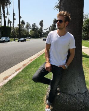 Jörn Schlönvoigt Instagram - Ich wünsche euch einen tollen Abend aus Los Angeles. Wir waren gerade frühstücken und sind jetzt auf dem Weg zum Strand. Kommentiert was ihr heute gemacht habt ? #losangeles #beverlyhills #vacation #goodmorning #palm #sun