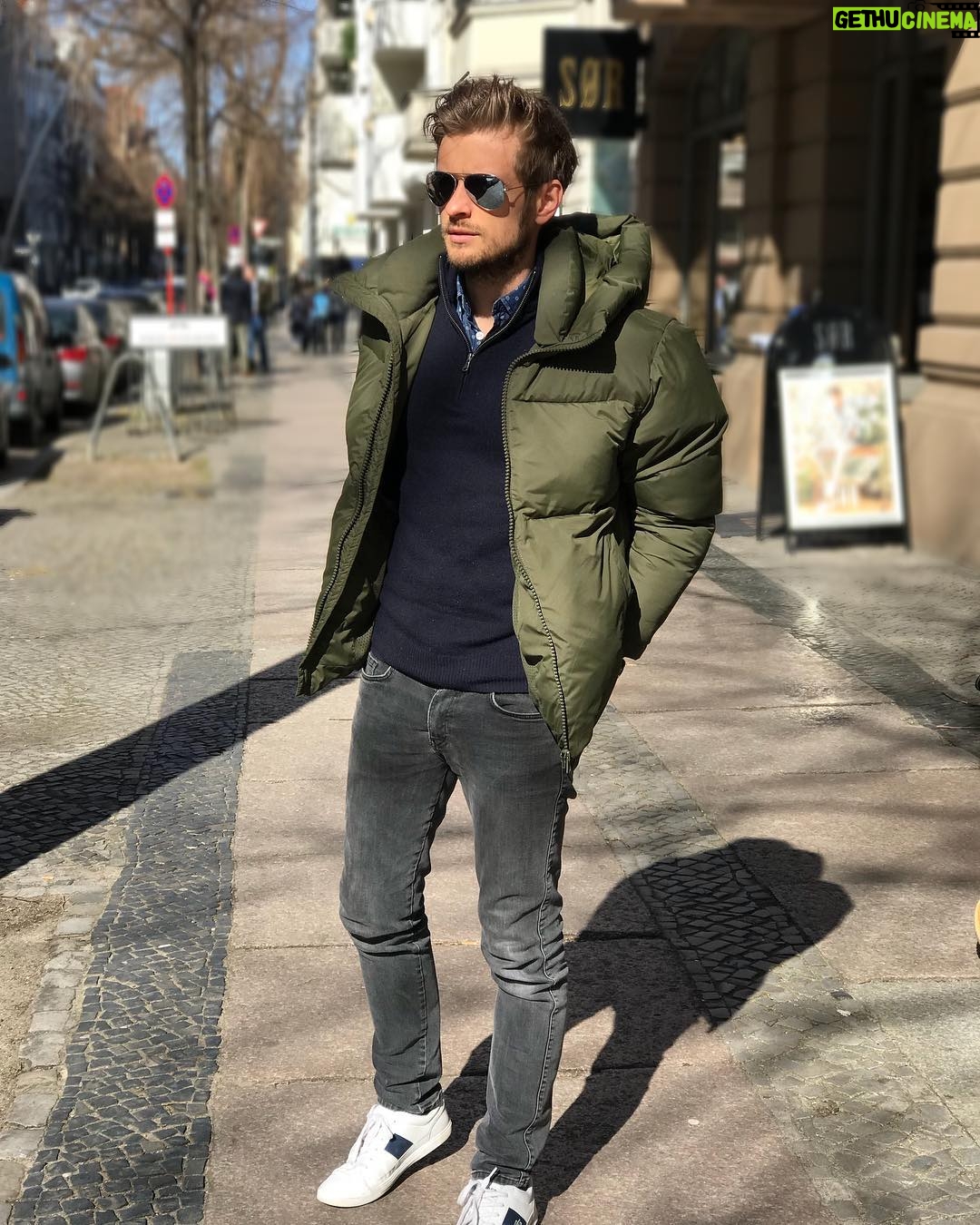 Jörn Schlönvoigt - 11.1K Likes - Nach einem überraschend sonnigen Tag in Berlin gehts für mich jetzt auf die Couch- GZSZ schauen und danach direkt ins Bett! Was habt ihr heute gemacht ? Ich wünsche euch einen tollen Abend #ootd #berlin #goodnight #goodvibes #sunglasses #sun #