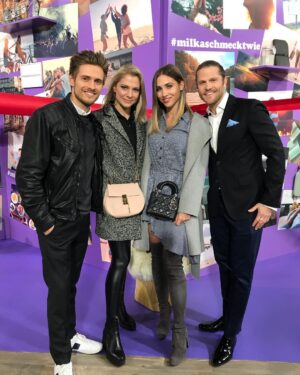 Jörn Schlönvoigt Instagram - #Anzeige und was verbindet ihr mit der Milka Alpenmilch Schokolade? Macht es wie wir und erkundet die Milka Wall of Inspiration in der Mall of Berlin! Kommt noch ‪bis Samstag‬ vorbei, teilt eure Inspirationen an der Wall und testet die leckere Milka Schokolade.
#milkaschmecktwie