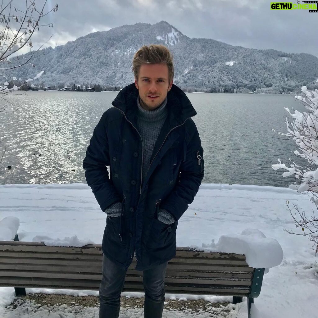 Jörn Schlönvoigt Instagram - Verschneite Grüße vom Tegernsee ❄️ @hannaweig Tegernsee, Germany
