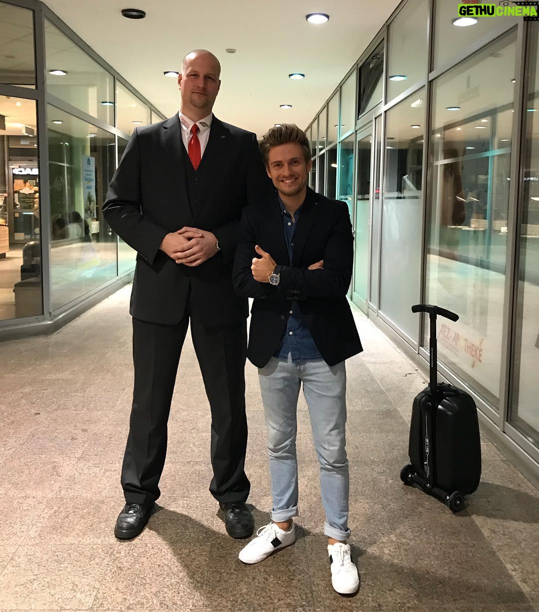 Jörn Schlönvoigt - 8.9K Likes - Als sie sagten : „ deine Mama kann nicht kochen „ habe ich Flori für ein klärendes Gespräch vorbeigeschickt