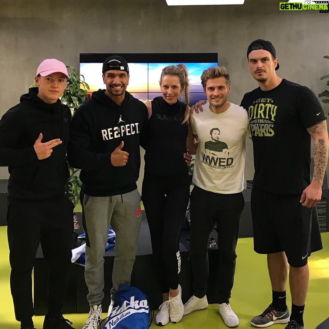 Jörn Schlönvoigt - 6.7K Likes - Heute haben wir das Gym auseinandergenommen 🙏🏻 #crew #training #teamberlin #fitness #sports #rockanutrition #wirhabentrainiert #ronhatsversucht #fledermauspapst #der #fledermausflüsterer #respect