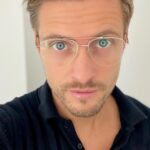 Jörn Schlönvoigt Instagram - Anzeige: Ich habe mich vor kurzem für eine Brille von Fielmann entschieden und bin mit dem Ergebnis sehr glücklich. Was mir besonders gut gefallen hat: Fielmann stellt den Kunden und ihr Wohlbefinden an oberste Stelle. Sie schätzen die Individualität jedes Kunden und bieten nicht nur eine breite Auswahl an Brillen, sondern auch eine sehr gute Beratung, die sicherstellt, dass jede Brille perfekt zu den eigenen Bedürfnissen passt. So konnte ich mein Wunschmodell in kürzester Zeit finden und es wurde nur wenige Tage später direkt zu mir nach Hause geliefert. Eine Brille ist mehr als nur eine Sehhilfe, sie ist ein Statement und ein Ausdruck deiner Einzigartigkeit, um in wichtigen Momenten fokussiert zu sein. Deine Brille – Fielmann. Mein neues Brillenmodell heißt FIELMANN BD 430 CL #fielmann #deinebrillefielmann @fielmann (music: ES_Cool Wet Sand-Oman)