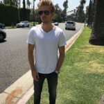 Jörn Schlönvoigt Instagram - Ich wünsche euch einen tollen Abend aus Los Angeles. Wir waren gerade frühstücken und sind jetzt auf dem Weg zum Strand. Kommentiert was ihr heute gemacht habt ? #losangeles #beverlyhills #vacation #goodmorning #palm #sun Beverly Hills, California