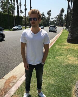 Jörn Schlönvoigt Instagram - Ich wünsche euch einen tollen Abend aus Los Angeles. Wir waren gerade frühstücken und sind jetzt auf dem Weg zum Strand. Kommentiert was ihr heute gemacht habt ? #losangeles #beverlyhills #vacation #goodmorning #palm #sun