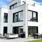 Jörn Schlönvoigt Instagram - Anzeige: Ich habe den Anbieter meiner Solaranlage @solydeutschland über @selfmade_energy gefunden. Das ist eine Vergleichsplattform mit der man schnell und einfach Angebote verschiedener Solarfirmen vergleichen und das passenden Angebot für sich auswählen kann. Das spart Zeit, Nerven und Geld. Danke an Selfmade Energy und das Soly Team für meinen Solargewordenen Traum #sunisking Music: ES_Top Line - Auxjack