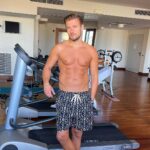Jörn Schlönvoigt Instagram - Ich starte meine Geburtstag standesgemäß im Gym. Ein spannendes Jahr mit vielen Herausforderungen liegt hinter mir und ich freue mich daran gewachsen zu sein. Cheers to a new chapter und danke für eure Unterstützung ihr Lieben #birthday #italy