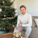 Jörn Schlönvoigt Instagram - Anzeige: Bald ist Weihnachten und passend dazu hat sich Ferrero Rocher eine schöne Aktion überlegt - Ferrero Rocher erfüllt 100 Herzenswünsche von jeweils bis zu 500€. Wenn ihr euch z.b eine Kitchen Aid wünscht, ein Wellnesswochenende, Städtetrip, Theaterbesuch oder etwas individuelles, dann ist jetzt der perfekte Moment. Kauft die Ferrero Rocher 200gr Packung, ladet den Kassenbon auf der Gewinnspielseite hoch und gebt euren Herzenswunsch ein, mit ein bisschen Glück gewinnt ihr und vergoldet eure Weihnachtszeit mit Ferrero Rocher. Ich wünsche euch viel Glück #ferrerorocher #vergoldedeinweihnachten