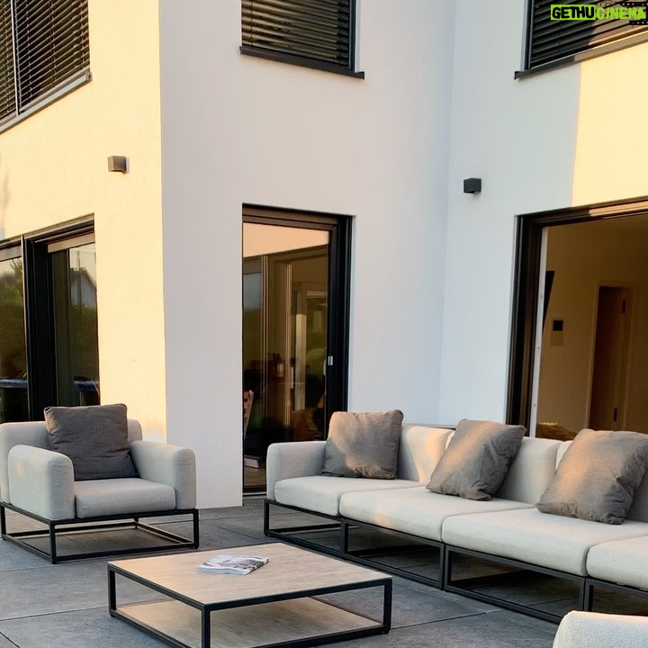 Jörn Schlönvoigt Instagram - Gewinnspiel: Unsere neue Lounge „Soyo L“ ist von @artelia_design - die Qualität und das Design sind mega , wir haben lange nach den richtigen Outdoormöbeln gesucht und sind mit unserer Wahl sehr glücklich. Ihr könnt einen 500€ Gutschein für den Onlineshop gewinnen Liked & Kommentiert diesen Beitrag und folgt @artelia_design auf Instagram . Die Gewinnerin / der Gewinner wird per dann per DM benachrichtigt, viel Glück ! #Werbung #artelia #arteliadesign #outdoor #exterior * * * Der Gewinnspielteilnehmer/Gewinner muss bei der Teilnahme seinen ständigen Wohnsitz in Deutschland haben oder eine deutsche Postadresse. Teilnahmeberechtigt sind nur Personen, die mindestens 18 Jahre alt sind. Der Rechtsweg ist ausgeschlossen und eine Barauszahlung des Gewinns ist nicht möglich. Der Einkaufsgutschein gilt nur für Artikel der eigenen Marke ARTELIA. Der Gutschein kann nur in einem Bestellvorgang (hier aber auch für mehrere Artikel) eingelöst werden. Ein evtl. Guthaben wird nicht verwaltet. Sollte der/die Artikel günstiger sein, verfällt der Rest. Sollte es teurer sein, bezahlt der Gewinner die Differenz.