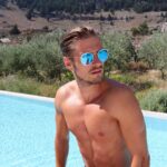 Jörn Schlönvoigt Instagram - Anzeige: Hey ihr Lieben, heute ab 12.01 Uhr ist es soweit - mein "Reisetipp des Tages”, ist nur heute um 20 % reduziert, nutzt dafür meinen Gutschein Code JOERN20. Mein "Reisetipp des Tages”, ist Teil der allerersten Expedia Travel Week, die bis zum 12.6 läuft. Gemeinsam mit Expedia habe ich für euch eine Liste mit Hotels und persönlichen Empfehlungen zusammengestellt, das sind einige meiner Lieblingsorte bzw. die Orte die ganze oben auf meiner Bucket List stehen. Expedia hilft euch dabei eure nächste Reise zu buchen und zu planen und bieten bis zu 40 % Rabatt auf Tausende von Hotels, Aktivitäten und mehr. Das Reisefenster geht bis zum 31. Januar 2022 ! Jetzt ist die perfekte Zeit, um ein paar Pläne zu schmieden, auf die man sich freuen kann. Klickt auf den Link in meiner Bio und viel Spaß im Urlaub @expediade #ExpediaWeek #expediapic #ad