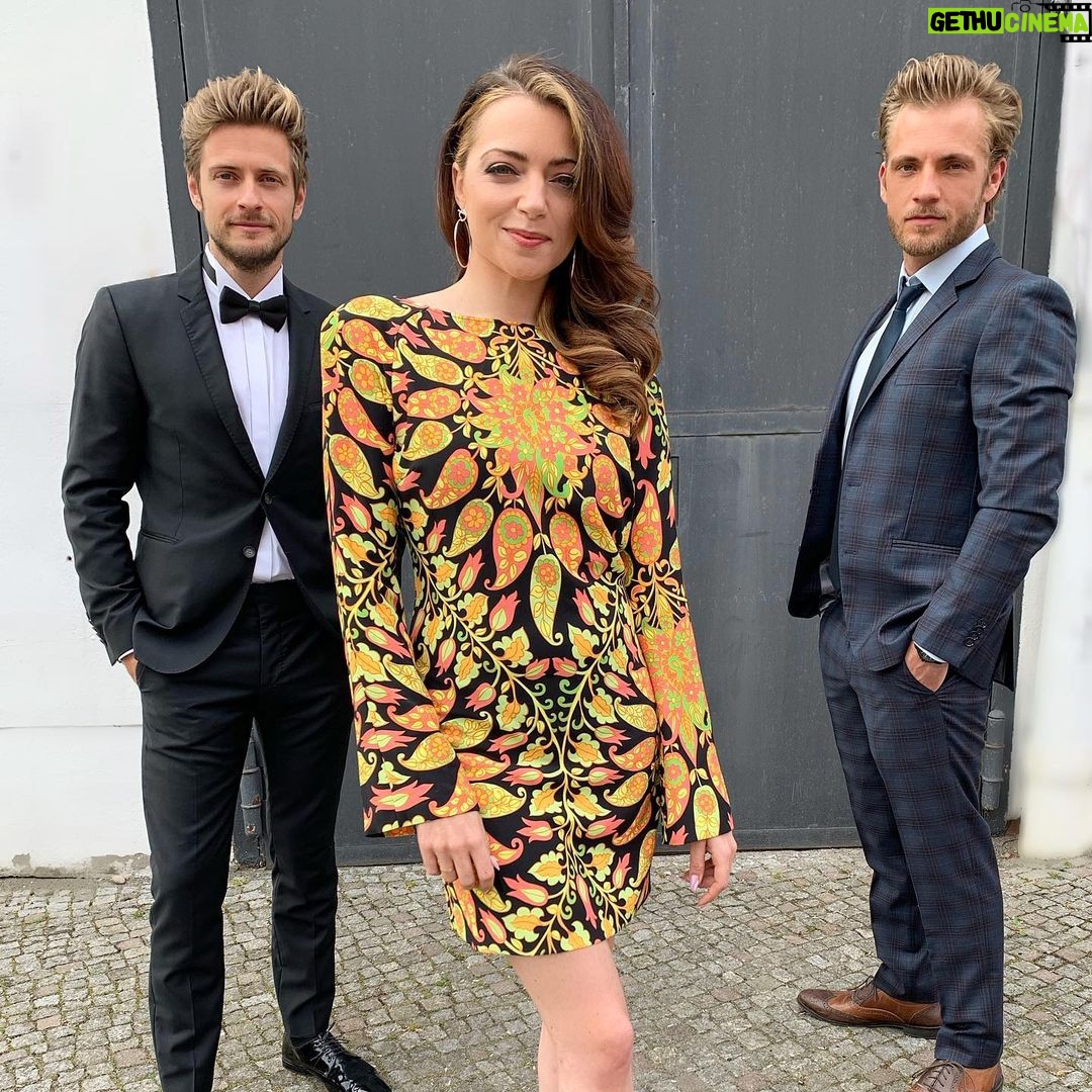 Jörn Schlönvoigt - 8.1K Likes - In guten wie in schlechten Zeiten .. #one #team #crewlove #gzsz #rtl @annemenden @niklasosterloh 📸 @chriss_cross