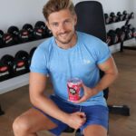 Jörn Schlönvoigt Instagram - Anzeige Vor ein paar Wochen habe ich die Anfrage erhalten, ob ich die neuen #HighProtein Puddinge von @dr.oetker_deutschland testen möchte und hab sie mir dann direkt im Laden gekauft. Ich muss euch sagen, dass mich der Geschmack einfach nur umgehauen hat und sie seitdem aus unserem Kühlschrank nicht mehr wegzudenken sind! Endlich ein leckerer, cremiger Proteinpudding mit 30- 40 gr Protein pro Becher, fettarm und ohne Zuckerzusatz!!! Das gibt einem die Kraft für einen aktiven und lebensbewussten Lifestyle - #PositiveEating. Der #OetkerHighProtein Pudding ist in 3 Sorten erhältlich: #SchokoPower, #VanillePower und #GrießPower - Mein Favorit ist Schoko, davon esse ich jeden Tag einen nach dem Sport – es ist zu meiner Post-Workout Belohnung geworden . Also ihr Lieben, probiert die Puddinge aus und berichtet mir bitte, welche Sorte euer Favorit ist! #proteinpudding