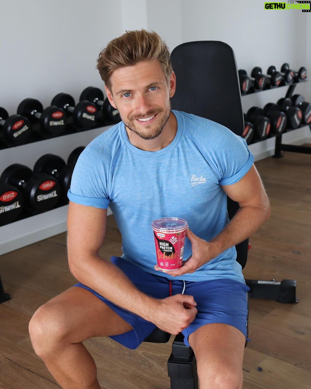 Jörn Schlönvoigt Instagram - Anzeige Vor ein paar Wochen habe ich die Anfrage erhalten, ob ich die neuen #HighProtein Puddinge von @dr.oetker_deutschland testen möchte und hab sie mir dann direkt im Laden gekauft. Ich muss euch sagen, dass mich der Geschmack einfach nur umgehauen hat und sie seitdem aus unserem Kühlschrank nicht mehr wegzudenken sind! Endlich ein leckerer, cremiger Proteinpudding mit 30- 40 gr Protein pro Becher, fettarm und ohne Zuckerzusatz!!! Das gibt einem die Kraft für einen aktiven und lebensbewussten Lifestyle - #PositiveEating. Der #OetkerHighProtein Pudding ist in 3 Sorten erhältlich: #SchokoPower, #VanillePower und #GrießPower - Mein Favorit ist Schoko, davon esse ich jeden Tag einen nach dem Sport – es ist zu meiner Post-Workout Belohnung geworden . Also ihr Lieben, probiert die Puddinge aus und berichtet mir bitte, welche Sorte euer Favorit ist! #proteinpudding