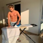 Jörn Schlönvoigt Instagram - Anzeige: Mein Kleiderschrank besteht fast nur aus Hemden dementsprechend oft stehe ich als Hausmann 2020 an meinem Bügelbrett, seit neustem habe ich eins von @brabantia und bin sehr begeistert, endlich tropft kein Wasser mehr auf den Boden und die Ergebnisse können sich echt sehen lassen. Die Zeit nutze ich übrigens auf unterschiedliche Art und Weise mal „Netflix and Bügel“ telefonieren oder den Text für meinen nächsten Einsatz als TV Arzt lernen. Was macht ihr so beim bügeln ? #enjoythedoing #Brabantia #LaundryinStyle #BlowOffSomeSteam #ad