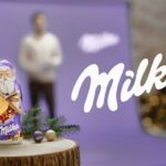 Jörn Schlönvoigt Instagram - Anzeige: Ihr Lieben bald ist Weihnachten, das ist die Zeit etwas zurückzugeben und danke zu sagen, für die Unterstützung, die Hilfsbereitschaft, die Liebe, die man tagtäglich erfährt. Ich bedanke mich bei Hanna, sie ist die beste Mama für Delia die ich mir vorstellen kann und dafür, dass sie mir immer den Rücken freihält. @milka_dach #Milkaweihnachten Und vergesst das MILKA Gewinnspiel nicht: @milka_dach möchte gerne wissen, wem du gerne etwas zurückgeben möchtest und warum? Dadurch erhältst du die Chance, an der exklusiven MILKA Weihnachtsfeier (14.12.2019) mit Valentina Pahde und mir teilzunehmen oder 1 von 110 limitierten MILKA Weihnachtspaketen zu gewinnen. Was du dafür tun musst: (1) Verlinke @milka_dach und benutze den #MilkaWeihnachten (2) Poste ein Bild von dir und dem MILKA Santa (3) Lass MILKA in deinem Text wissen, ob du zur exklusiven MILKA Weihnachtsfeier möchtest oder 1 MILKA Weihnachtspaket gewinnen willst. Am Gewinnspiel können ausschließlich öffentliche Instagram Profile bis zum 27.11.2019 teilnehmen. Die Datenschutz- und Teilnahmebedingungen für das MILKA Gewinnspiel findest du auf www.milka.de/aktionen/weihnachten und auf @milka_dach #MilkaWeihnachten