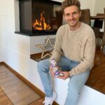 Jörn Schlönvoigt Instagram - Anzeige: Weihnachten ist die Zeit, etwas zurückzugeben und Menschen danke zu sagen, die von Herzen geben. Ich möchte mich an dieser Stelle bei Hanna bedanken, das sie für Delia die beste Mutter ist, die ich mir wünschen kann. @milka_dach #MilkaWeihnachten MILKA Gewinnspiel: Poste ein Bild von dir und dem MILKA Santa und teile @milka_dach mit, wem du gerne etwas zurückgeben möchtest und warum. Dadurch erhältst du die Chance, an der exklusiven MILKA Weihnachtsfeier (14.12.2019) mit Valentina Pahde und mir teilzunehmen oder 1 von 110 limitierten MILKA Weihnachtspaketen zu gewinnen. Was du außerdem dafür tun musst: (1) Verlinke @milka_dach und benutze den #MilkaWeihnachten (2) Lass MILKA in deinem Text wissen, ob du zur exklusiven MILKA Weihnachtsfeier möchtest oder 1 MILKA Weihnachtspaket gewinnen willst. Am Gewinnspiel können ausschließlich öffentliche Instagram Profile bis zum 27.11.2019 teilnehmen. Die Datenschutz- und Teilnahmebedingungen für das MILKA Gewinnspiel findest du auf www.milka.de/aktionen/weihnachten und auf @milka_dach #MilkaWeihnachten