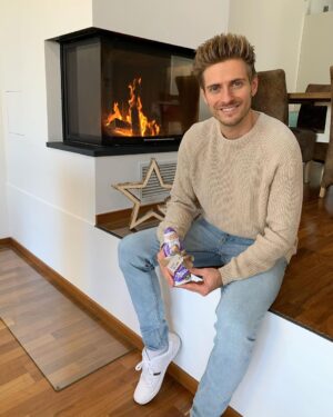 Jörn Schlönvoigt Instagram - Anzeige: Weihnachten ist die Zeit, etwas zurückzugeben und Menschen danke zu sagen, die von Herzen geben.
Ich möchte mich an dieser Stelle bei Hanna bedanken, das sie für Delia die beste Mutter ist, die ich mir wünschen kann. 
@milka_dach 
#MilkaWeihnachten 
MILKA Gewinnspiel: Poste ein Bild von dir und dem MILKA Santa und teile @milka_dach mit, wem du gerne etwas zurückgeben möchtest und warum.
Dadurch erhältst du die Chance, an der exklusiven MILKA Weihnachtsfeier (14.12.2019) mit Valentina Pahde und mir teilzunehmen oder 1 von 110 limitierten MILKA Weihnachtspaketen zu gewinnen. 
Was du außerdem dafür tun musst:
(1) Verlinke @milka_dach und benutze den #MilkaWeihnachten
(2) Lass MILKA in deinem Text wissen, ob du zur exklusiven MILKA Weihnachtsfeier möchtest oder 1 MILKA Weihnachtspaket gewinnen willst. Am Gewinnspiel können ausschließlich öffentliche Instagram Profile bis zum 27.11.2019 teilnehmen. Die Datenschutz- und Teilnahmebedingungen für das MILKA Gewinnspiel findest du auf www.milka.de/aktionen/weihnachten und auf @milka_dach
#MilkaWeihnachten