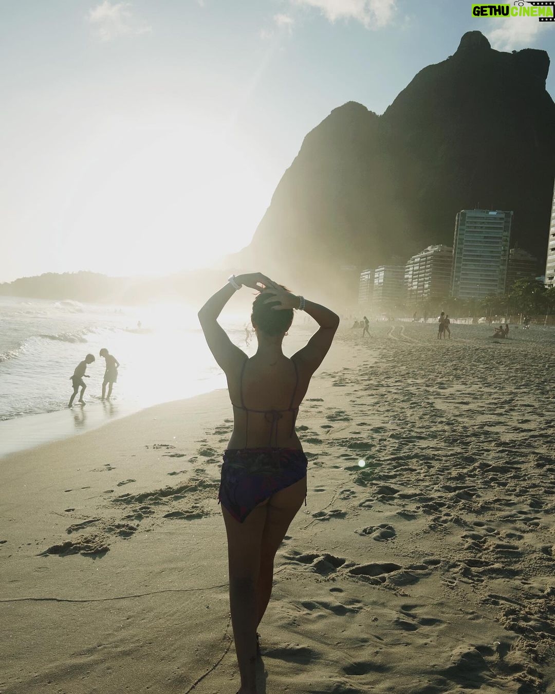 Júlia Gomes Instagram - Domingo na praia 🤍 Rio de Janeiro, Rio de Janeiro